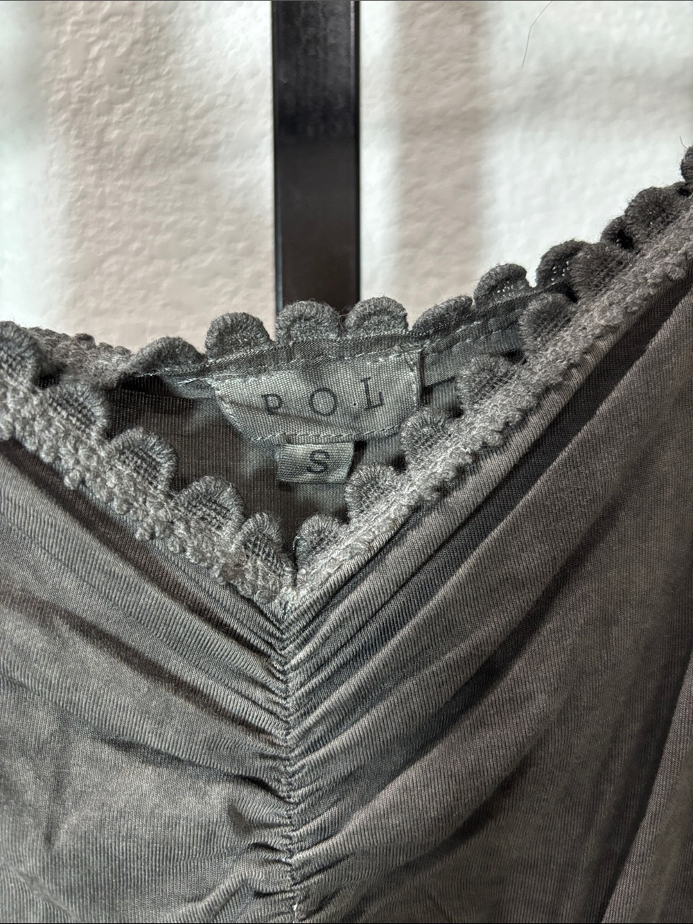 POL Ruched V-Neck Sleeveless Top - Charcoal 16-20pp 29L - Picture 2 of 4